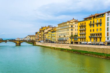 İtalyan kenti Floransa 'nın tarihi merkezinde Arno nehri boyunca uzanan tarihi binalar,.