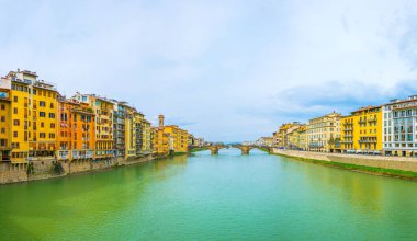 İtalyan kenti Floransa 'nın tarihi merkezinde Arno nehri boyunca uzanan tarihi binalar,.
