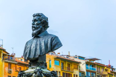 Ponte vecchio üzerinde Benvenuto Cellinis heykeli