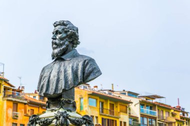 Ponte vecchio üzerinde Benvenuto Cellinis heykeli