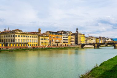 İtalyan kenti Floransa 'nın tarihi merkezinde Arno nehri boyunca uzanan tarihi binalar,.