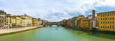 İtalyan kenti Floransa 'nın tarihi merkezinde Arno nehri boyunca uzanan tarihi binalar,.