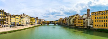 İtalyan kenti Floransa 'nın tarihi merkezinde Arno nehri boyunca uzanan tarihi binalar,.