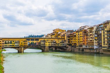 İtalyan kenti Floransa 'nın tarihi merkezinde Arno nehri boyunca uzanan tarihi binalar,.