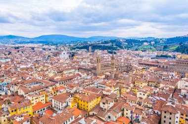 İtalya 'nın Floransa kentindeki Bazilika di Santa Croce ve Palazzo Vecchio' nun havadan görünüşü