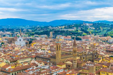 İtalya 'nın Floransa kentindeki Bazilika di Santa Croce ve Palazzo Vecchio' nun havadan görünüşü
