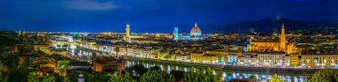 Gece manzarası Ponte vecchio, Palazzo vecchio ve Santa Maria del Fiore katedrali de dahil.