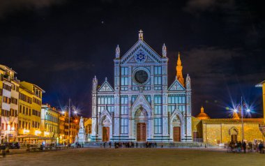 İtalya, Firenze 'deki Santa Croce Bazilikası gece görüşü