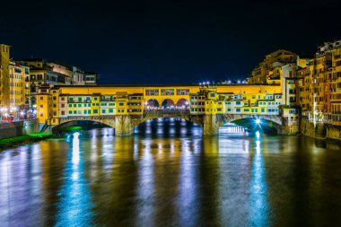 İtalya 'nın Floransa kentindeki aydınlık Ponte vecchio' nun gece manzarası.