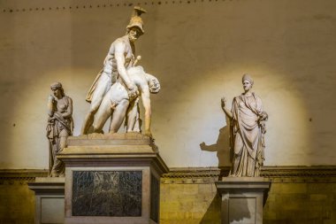 İtalya 'nın Floransa kentindeki Loggia die Lanzi' nin içindeki aydınlanmış heykellerin gece görüşü.