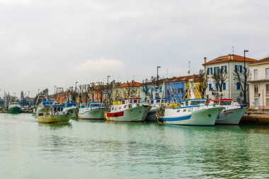 İtalyan şehri Rimini 'de tekneli bir kanal manzarası.