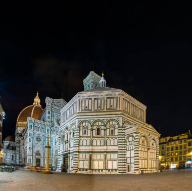 İtalya, Floransa 'daki San Giovanni Vaftizhanesi' nin gece manzarası.
