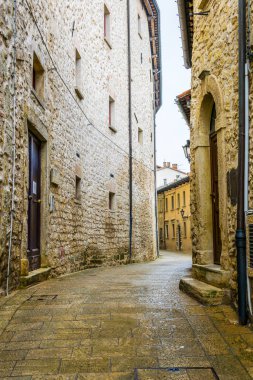 San Marino 'nun tarihi merkezinde dar bir sokak manzarası