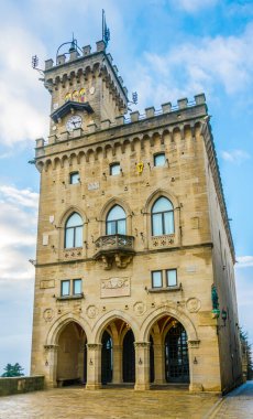Palazzo Pubblico (Halk Sarayı), San Marino şehrinin belediye binasıdır.
