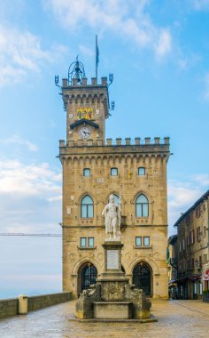 Palazzo Pubblico (Halk Sarayı), San Marino şehrinin belediye binasıdır.