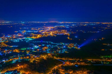 San Marino 'nun gece hava manzarası