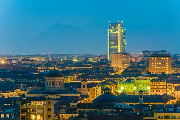 İtalyan şehir torinosunun gece hava manzarası