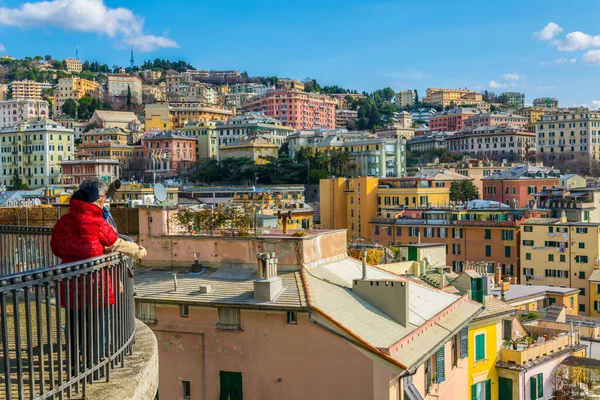 Uma Senhora Idosa Está Olhando Para Cidade Italiana Gênova Deck — Fotografia de Stock