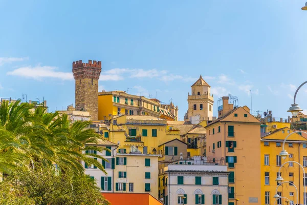 İtalyan kenti Genoa 'daki renkli yüzlü evlerin manzarası