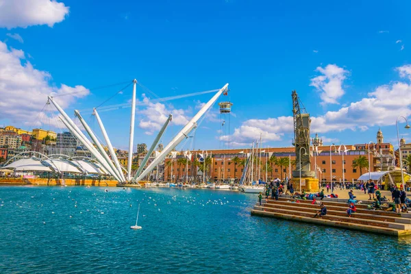 BIGO inşaatı dev bir vinç ve gözlem güvertesini birleştiriyor. Cazibe, İtalya 'nın Cenova kentinde yer almaktadır.