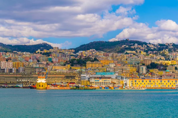 热那亚港的全景 — 图库照片