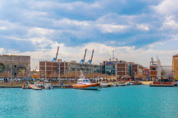 Genoa limanının panoramatik görüntüsü