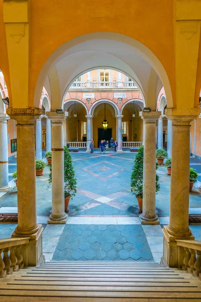 Strada Nuova 'nın saraylarından birinin avlusunda. Cenova, İtalya' daki Doria Tursi Sarayı.