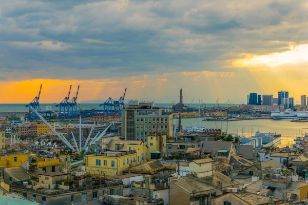 Gün batımında İtalya 'daki Ceneviz Limanı' nın havadan görüntüsü