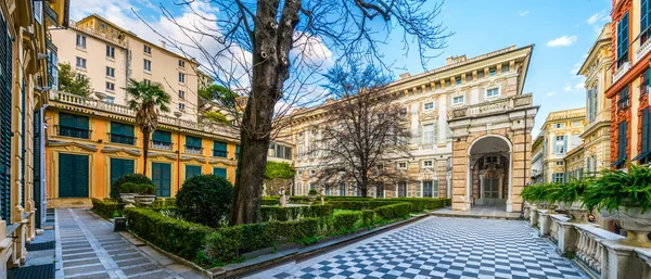 İtalya 'nın Cenova kentinde bulunan Palazzo Bianco ile Doria Tursi Sarayı arasında yer alan bahçe manzarası