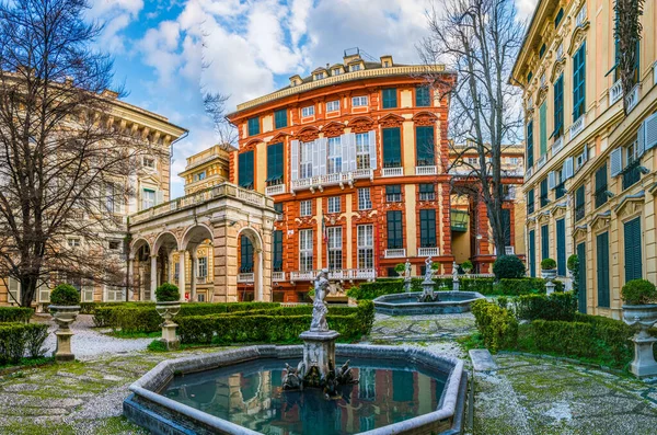 İtalya 'nın Cenova kentindeki Palazzo Bianco ile Doria Tursi Sarayı arasındaki bahçedeki saray manzarası.