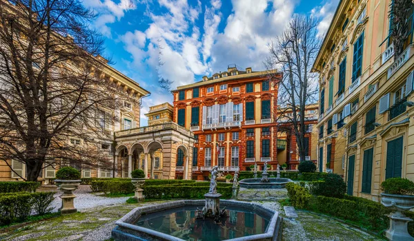İtalya 'nın Cenova kentindeki Palazzo Bianco ile Doria Tursi Sarayı arasındaki bahçedeki saray manzarası.