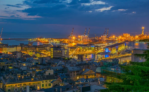 İtalyan şehri Genoa 'nın gece hava manzarası