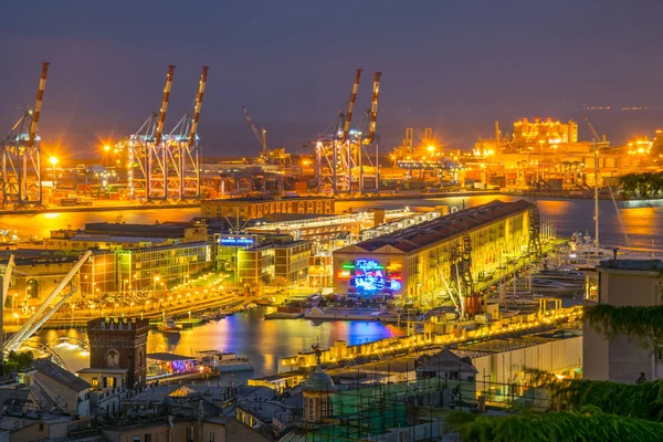 İtalyan şehri Genoa 'daki liman gece görüşü