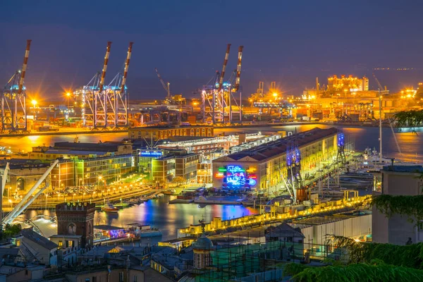 İtalyan şehri Genoa 'daki liman gece görüşü