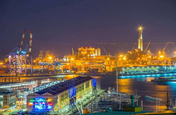 İtalyan şehri Genoa 'daki liman gece görüşü
