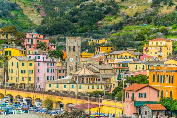 İtalya 'nın ünlü Cinque Terre bölgesinin bir parçası olan Monterosso al mare köyünün havadan görünüşü.