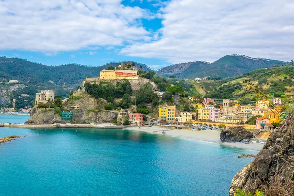 İtalya 'nın ünlü Cinque Terre bölgesinin bir parçası olan Monterosso al mare köyünün havadan görünüşü.