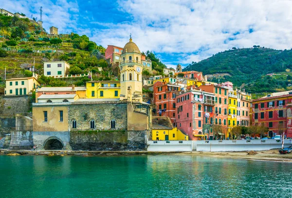 Vernazza, İtalya 'daki Sinema Köylerinden birinde bulunan bir liman manzarası