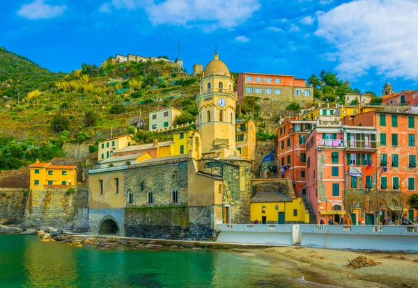 Vernazza, İtalya 'daki Sinema Köylerinden birinde bulunan bir liman manzarası