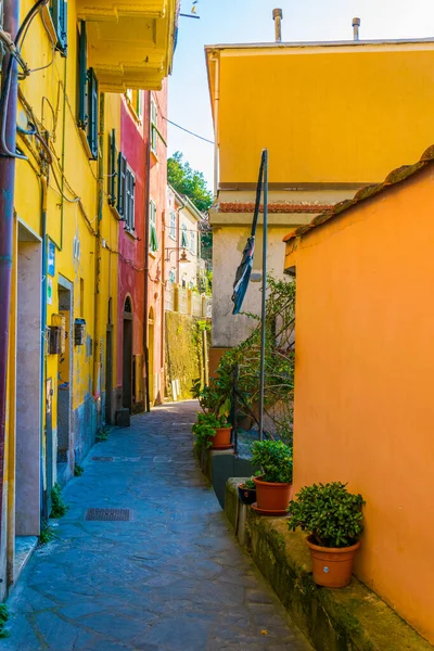 Manarola, Cinque Terre, İtalya 'da turistlerin gelmesini bekleyen dar bir sokak manzarası.
