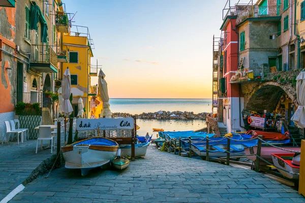 İtalya, Cinque Terre 'de gün batımında yakılan Riomaggiore köyü.