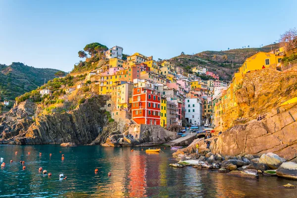 İtalya, Cinque Terre 'de gün batımında yakılan Riomaggiore köyü.