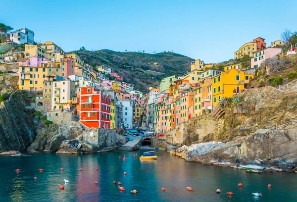 İtalya, Cinque Terre 'de gün batımında yakılan Riomaggiore köyü.