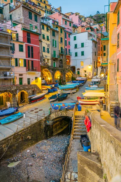 İtalya, Cinque Terre 'de gün batımında yakılan Riomaggiore köyü.