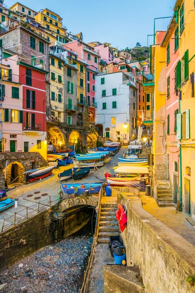İtalya, Cinque Terre 'de gün batımında yakılan Riomaggiore köyü.