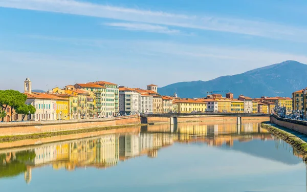 İtalyan şehri Pisa 'nın tarihi merkezinde Arno nehri boyunca uzanan tarihi binalar..