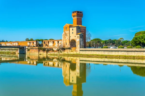 Pisa'daki Arno Nehri üzerindeki Guelph Kulesi ve Medici Kalesi, Toskana, İtalya.