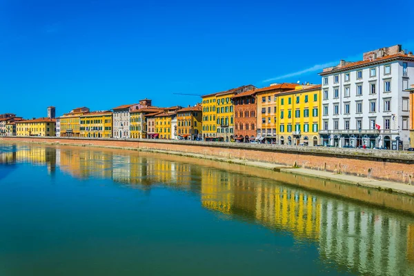 İtalyan şehri Pisa 'nın tarihi merkezinde Arno nehri boyunca uzanan tarihi binalar..