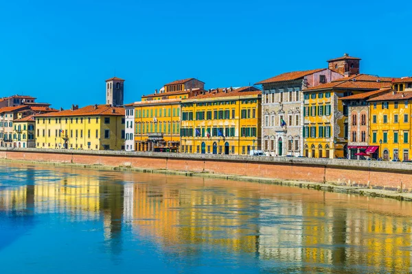 İtalyan şehri Pisa 'nın tarihi merkezinde Arno nehri boyunca uzanan tarihi binalar..