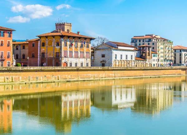 İtalyan şehri Pisa 'nın tarihi merkezinde Arno nehri boyunca uzanan tarihi binalar..